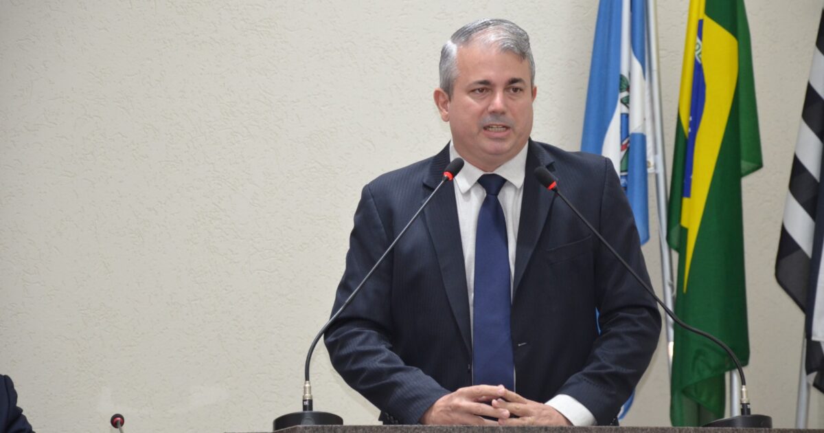 Leandro Sartori cobra explicações sobre rescisão que pode colocar em risco R$ 1,4 milhão para a iluminação pública