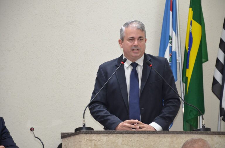 Leandro Sartori cobra explicações sobre rescisão que pode colocar em risco R$ 1,4 milhão para a iluminação pública
